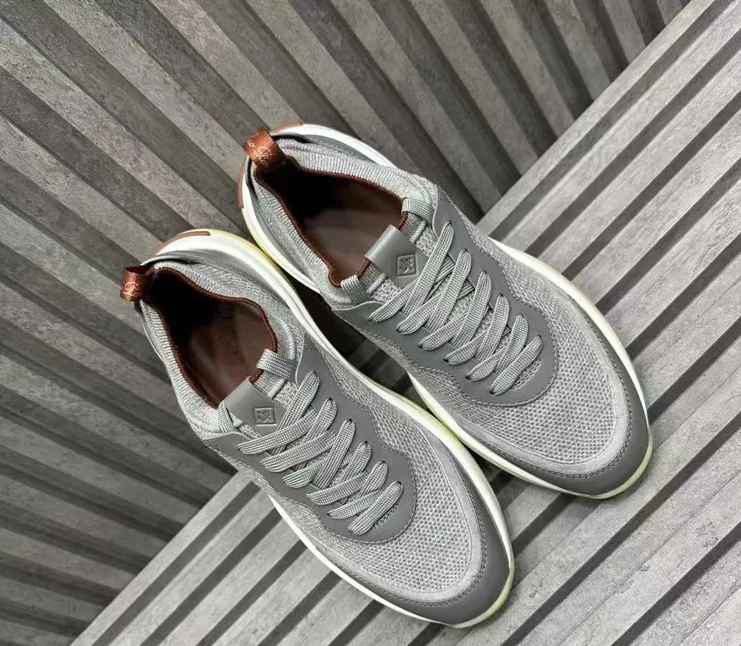 Factory price: 500💰Loro men's shoes💰iana/nuoyoupiana 410 L men's shoes💰 Walk Wish men's sneakers. This sneaker redefines the iconic 360 L men's shoes from a modern perspective💰, using a new shape and a wider silhouette design to create an extraordinary comfortable wearing experience. The ultra-light sole creates a charming modern aesthetic, with a classic slip-on construction and extra laces to wrap your foot for comfort. Smooth calfskin and wool pique knit uppers are paired with a combination suede calfskin lining and logo calfskin foot pads for ultimate comfort and breathability. The toe is inlaid with soft suede embellishments, the heel has contrasting line details, and is matched with an EVA foam and rubber outsole. The upper foot is light, soft and shock-absorbing, making it suitable for daily wear in all seasons. Comes with a full set of original packaging and complete information! Size: 39-44 (45, 46 can be customized)